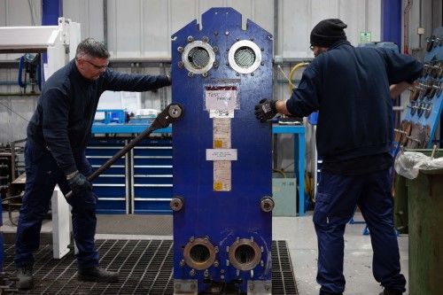 Técnicos de AMD trabajando en el mantenimiento de un intercambiador de placas industrial